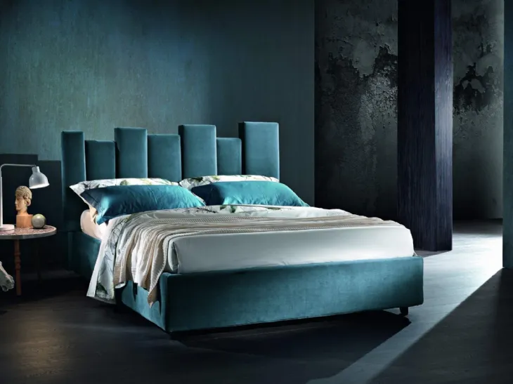 Letto in tessuto imbottito con testiera asimmetrica Kendo di MaxHome