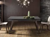 Tavolo allungabile Poppy in vetro fumé con basamento in legno di frassino termocotto di MaxHome